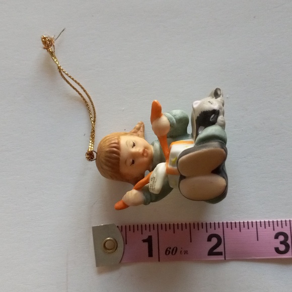 Berta Hummel Little Gift Wrapper" Holiday Ornament. - Picture 5 of 6